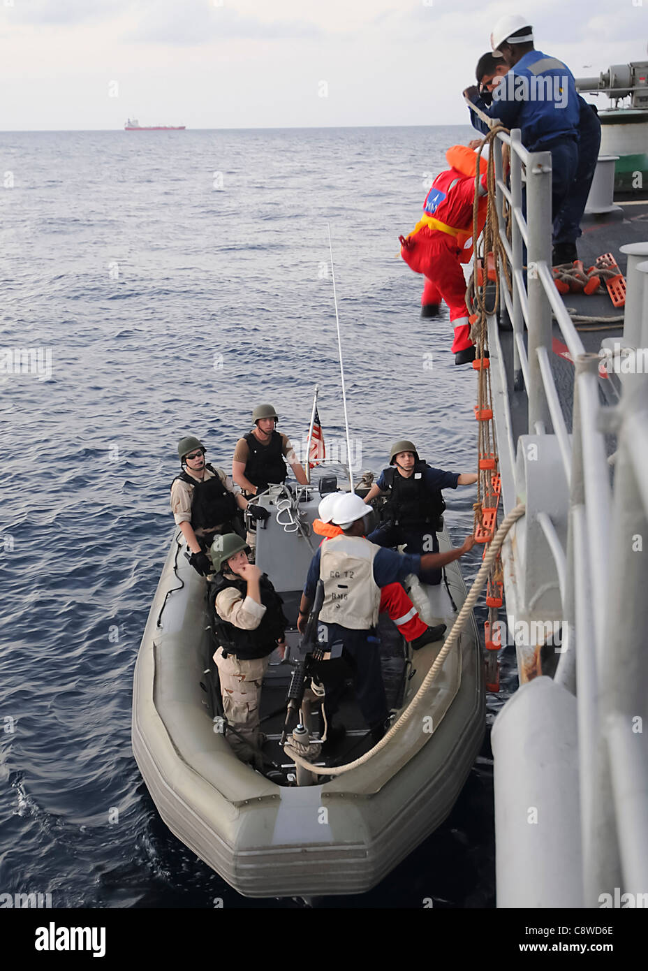I membri dell'equipaggio dalle Isole Marshall -contrassegnato nave cargo, M/V Polaris, salite a bordo Foto Stock