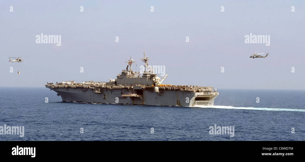 L'assalto anfibio nave USS Boxer (LHD 4) riceve un rifornimento verticale Foto Stock
