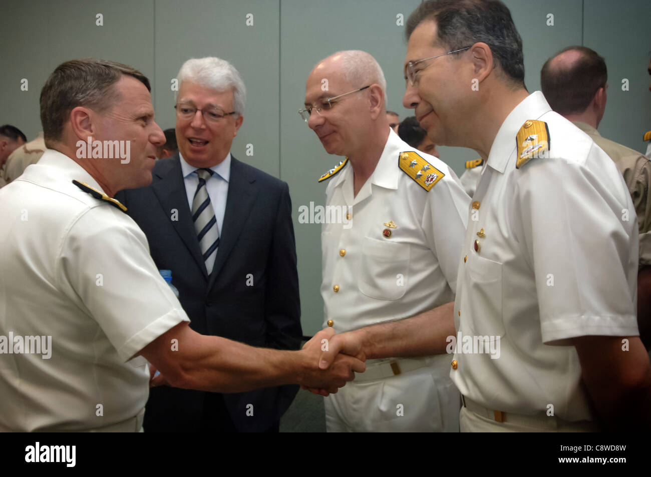 Vice Adm. Bill Gortney, Commander, combinato forze marittime, saluta Marina turca Adm posteriore. Caner Bener Foto Stock