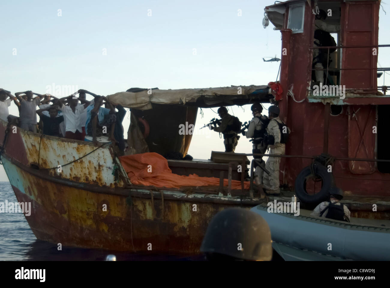 I membri di una visita, scheda, ricerca e sequestro (VBSS) team dall'guidato-missili cruiser USS Gettysburg (CG 64) Foto Stock