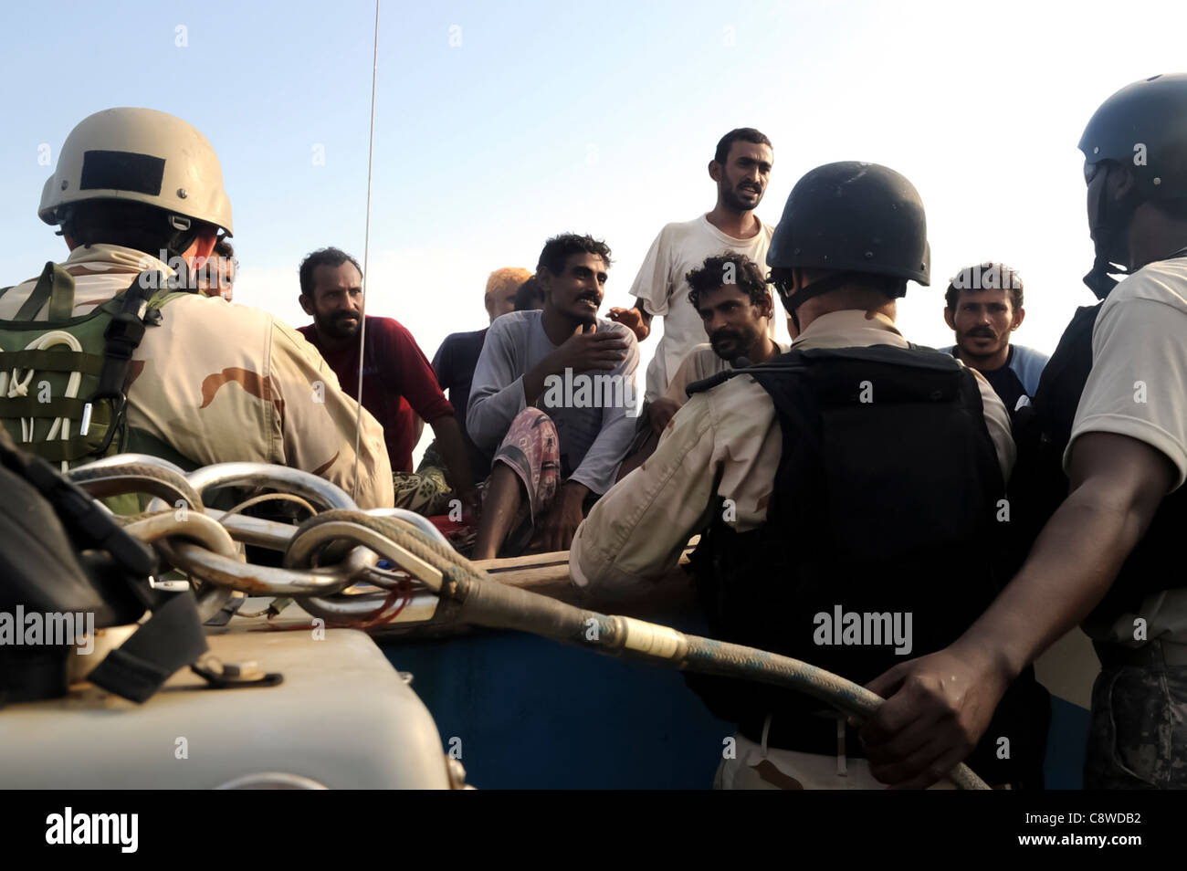 I pescatori yemenita salutare una marina e DEGLI STATI UNITI La guardia costiera della scheda, la ricerca e il team di protezione durante un diritto di visita imbarco Foto Stock