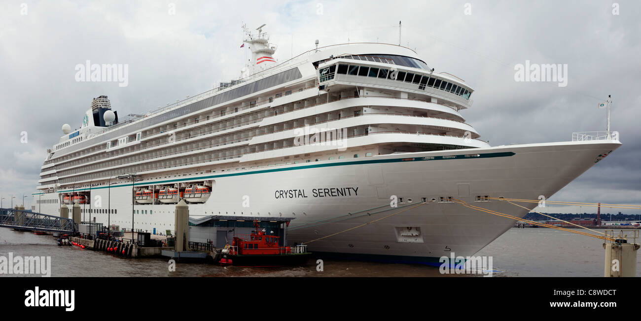 Crystal serenità crociera attraccate al dock di Liverpool Foto Stock