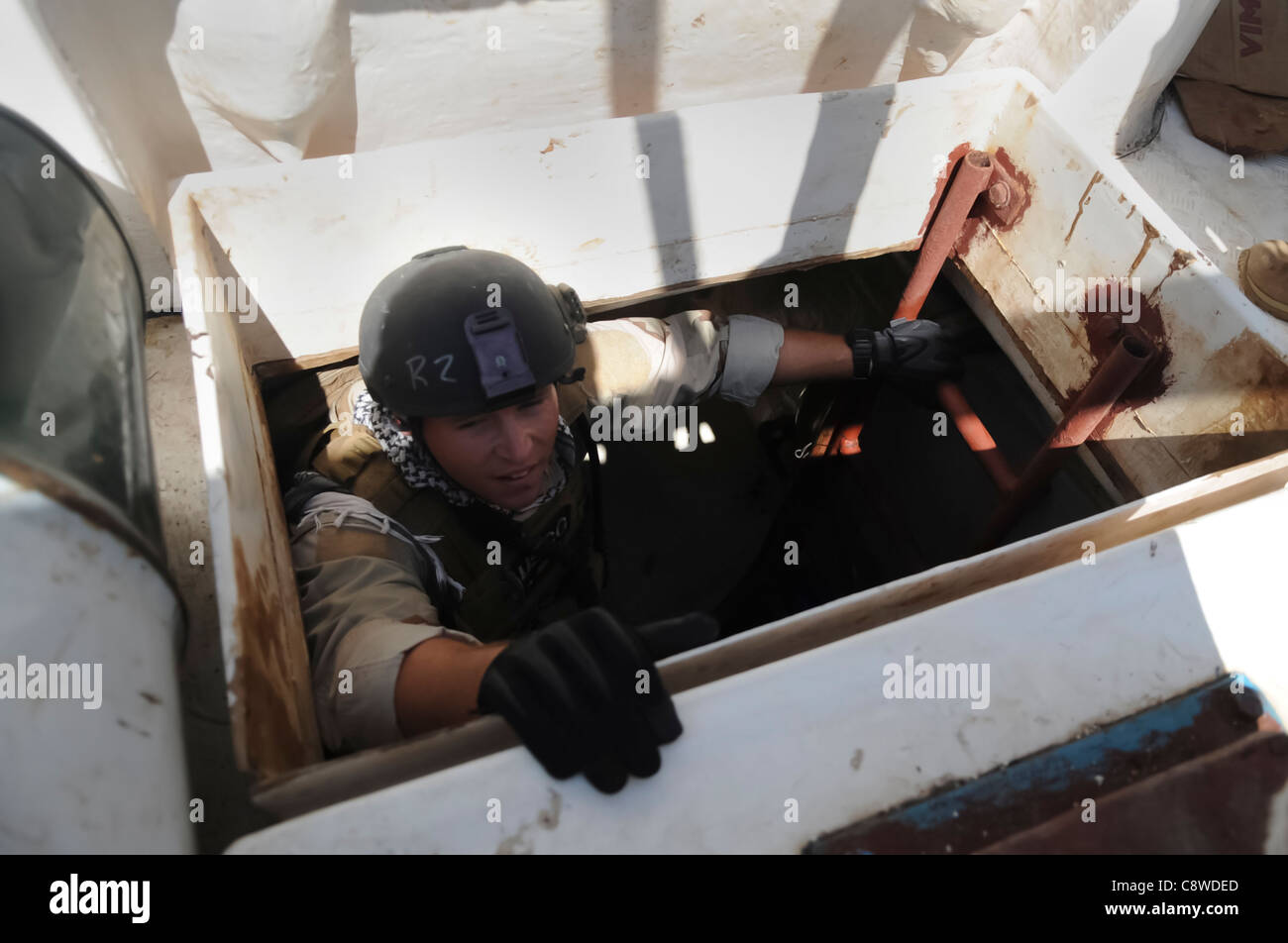 Stati Uniti La guardia costiera della sicurezza marittima e il Team di Sicurezza di 91104, sale fuori a tenere a bordo di una nave da pesca. Foto Stock