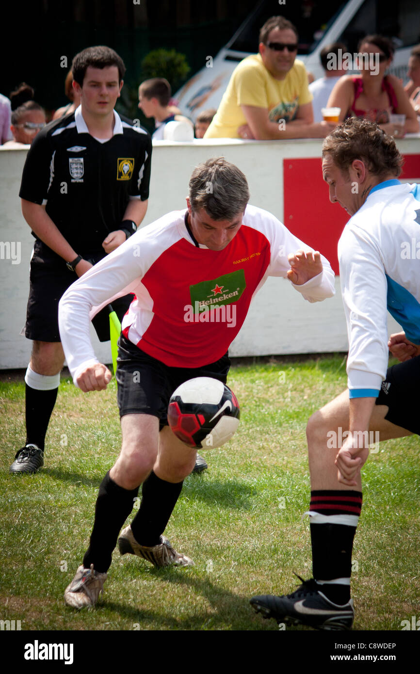 Una Squadra Sportiva Locale Partita Di Calcio Di Mostrare Agli Uomini E Alle Donne Di Tutte Le Eta E Di Tutte Le Dimensioni A Giocare A Calcio Per Divertimento E Intrattenimento Foto