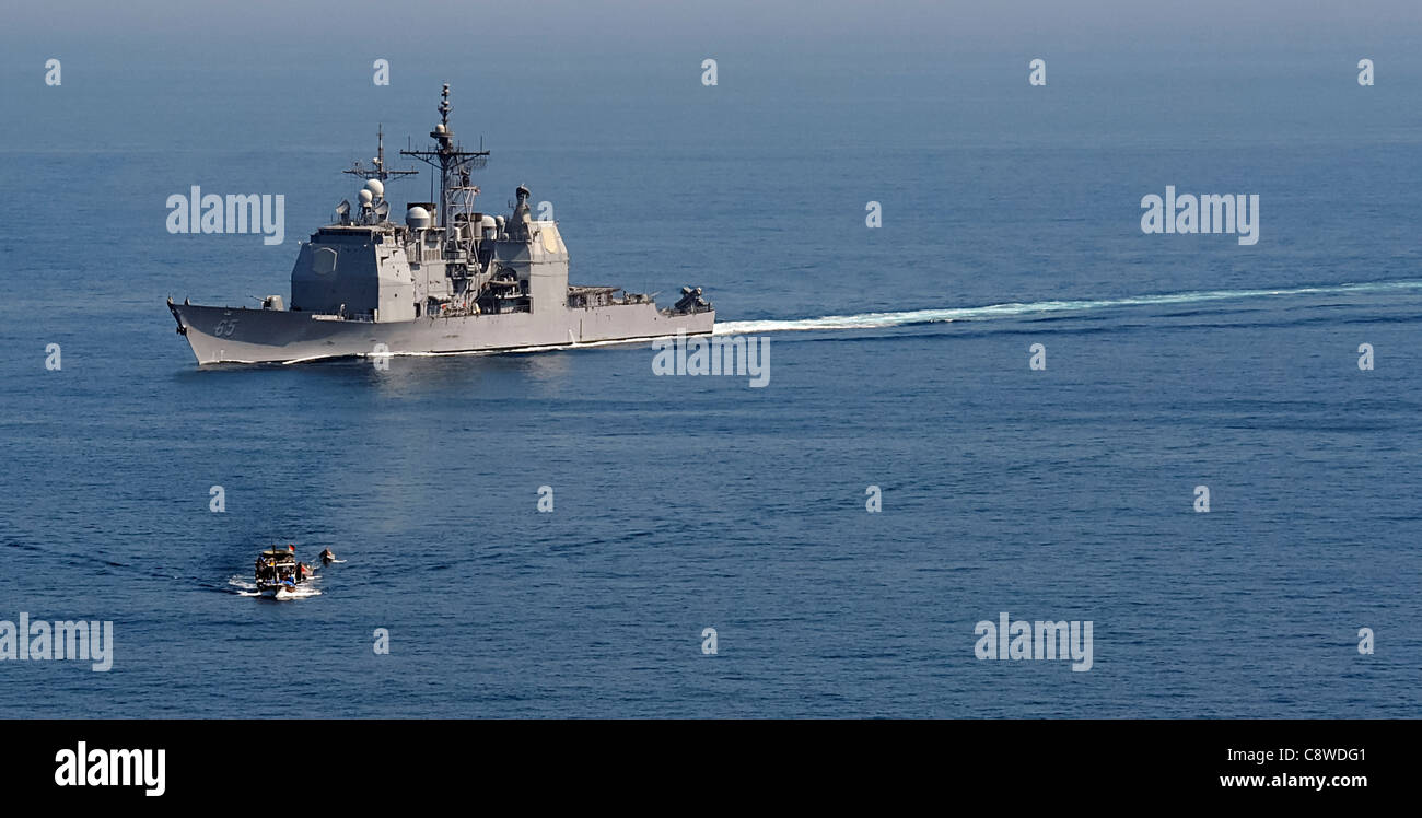 USS Chosin (CG 65) manovre passato un dhow di pesca nel golfo di Aden mentre si conduce contro la pirateria operazioni. Foto Stock