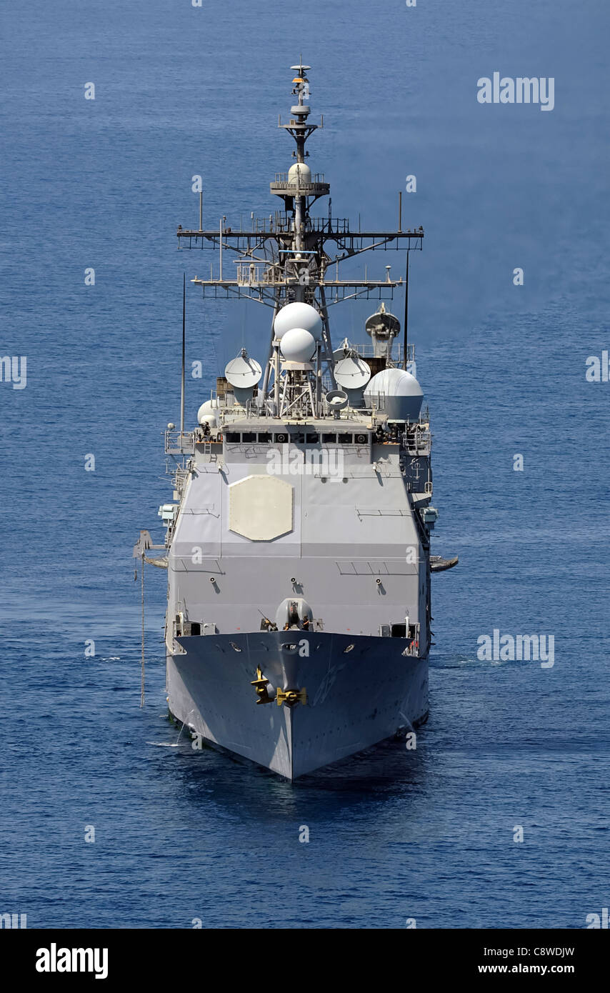 Il guidato-missili cruiser USS Chosin (CG 65) conduce contro-operazioni di pirateria nel Golfo di Aden. Foto Stock