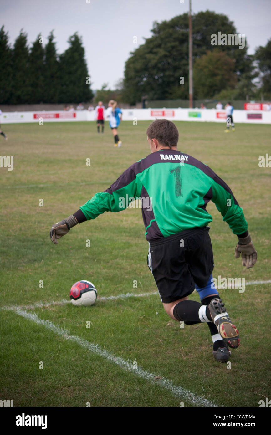 Una Squadra Sportiva Locale Partita Di Calcio Di Mostrare Agli Uomini E Alle Donne Di Tutte Le Eta E Di Tutte Le Dimensioni A Giocare A Calcio Per Divertimento E Intrattenimento Foto