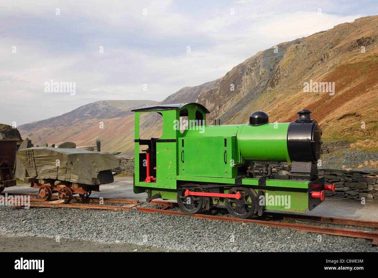 Piccolo verde treno motore sul display esterno Honister Slate miniera nel Parco nazionale del Lake District Cumbria Inghilterra England Regno Unito Foto Stock