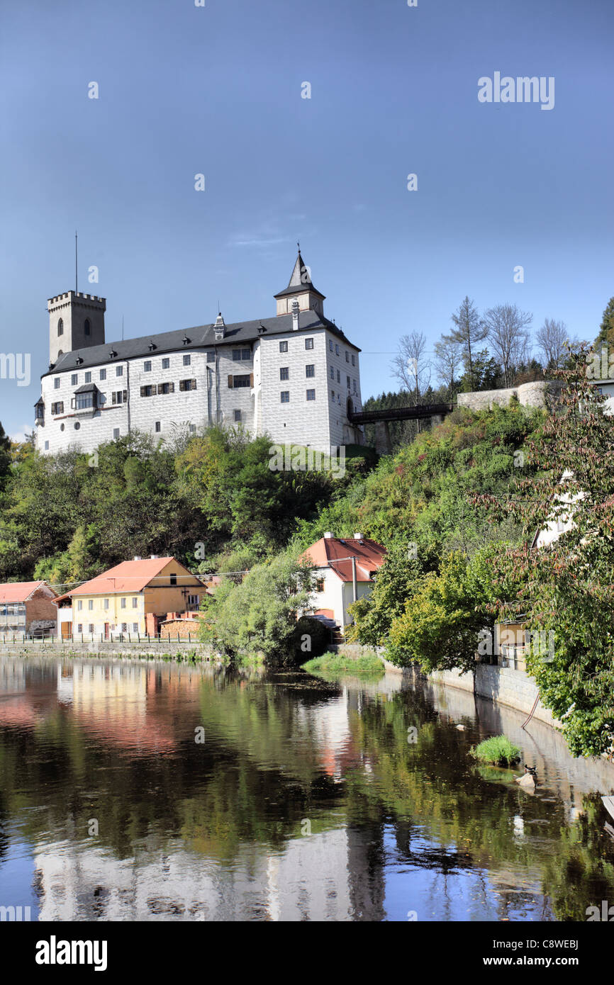 Vista del fiume Moldava e il castello di Rosenberg, Repubblica Ceca Foto Stock