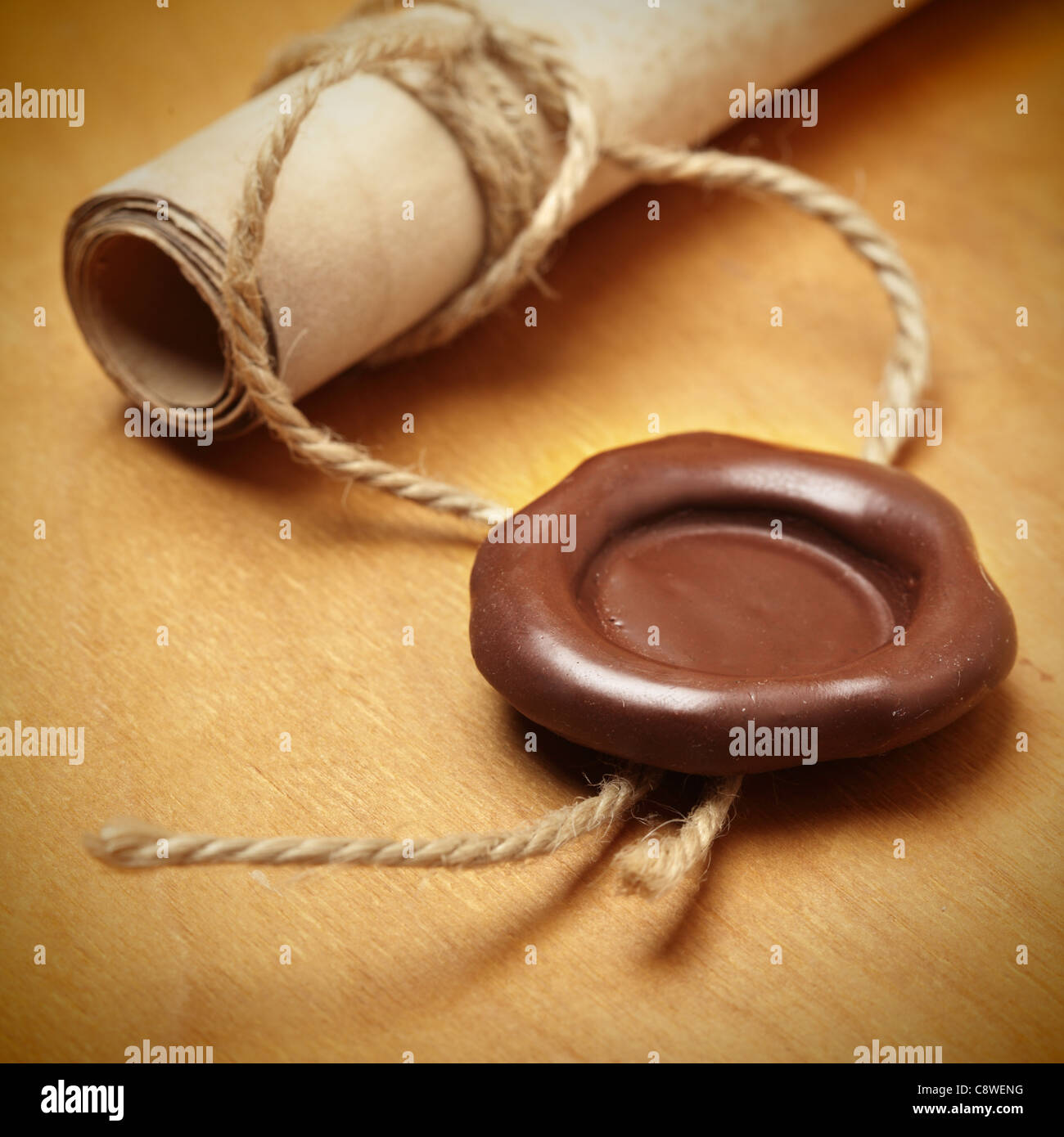 Scorrere con il sigillo di cera su una tavola di legno Foto Stock