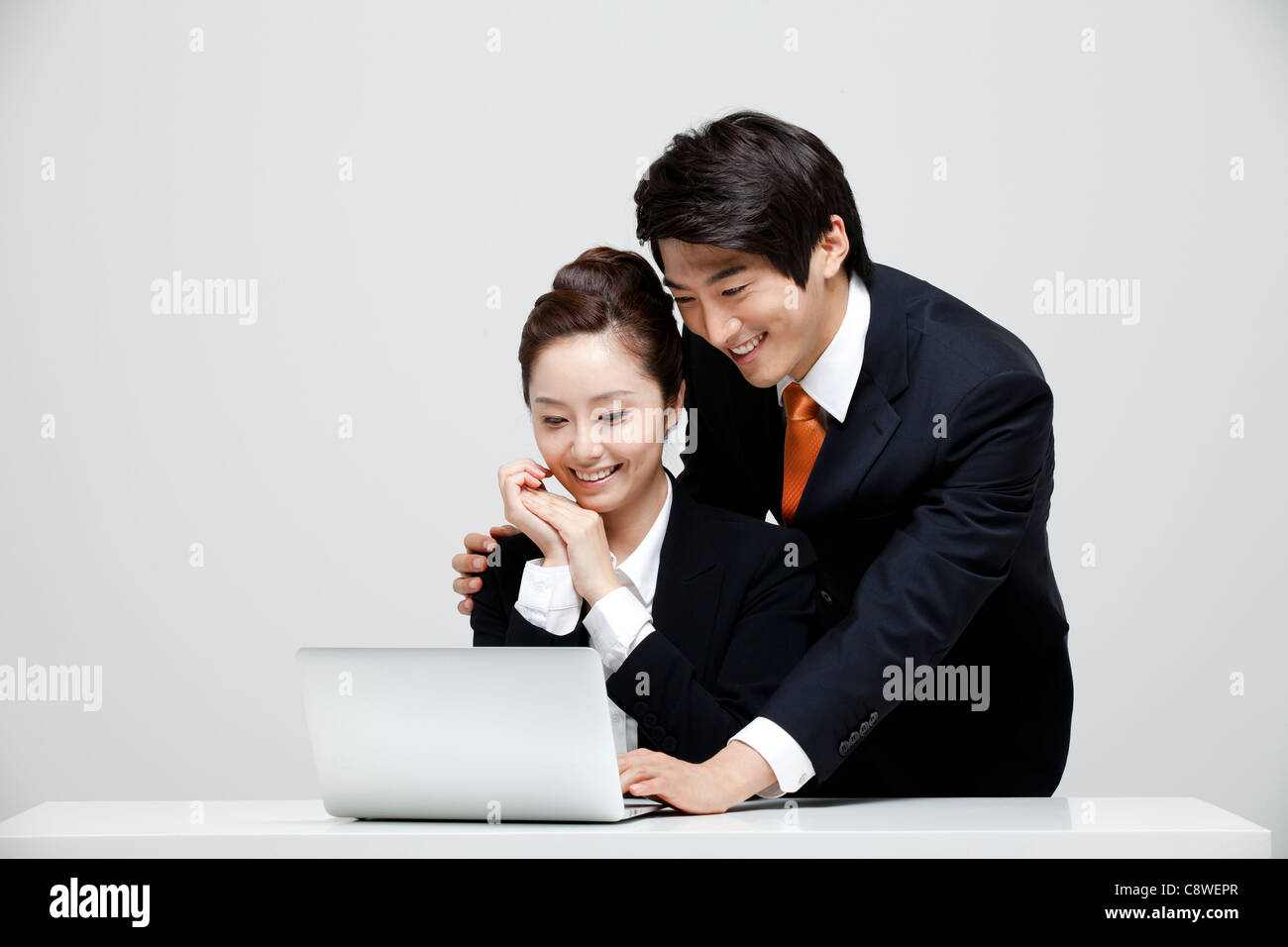 Asian imprenditore e imprenditrice utilizzando Laptop Foto Stock