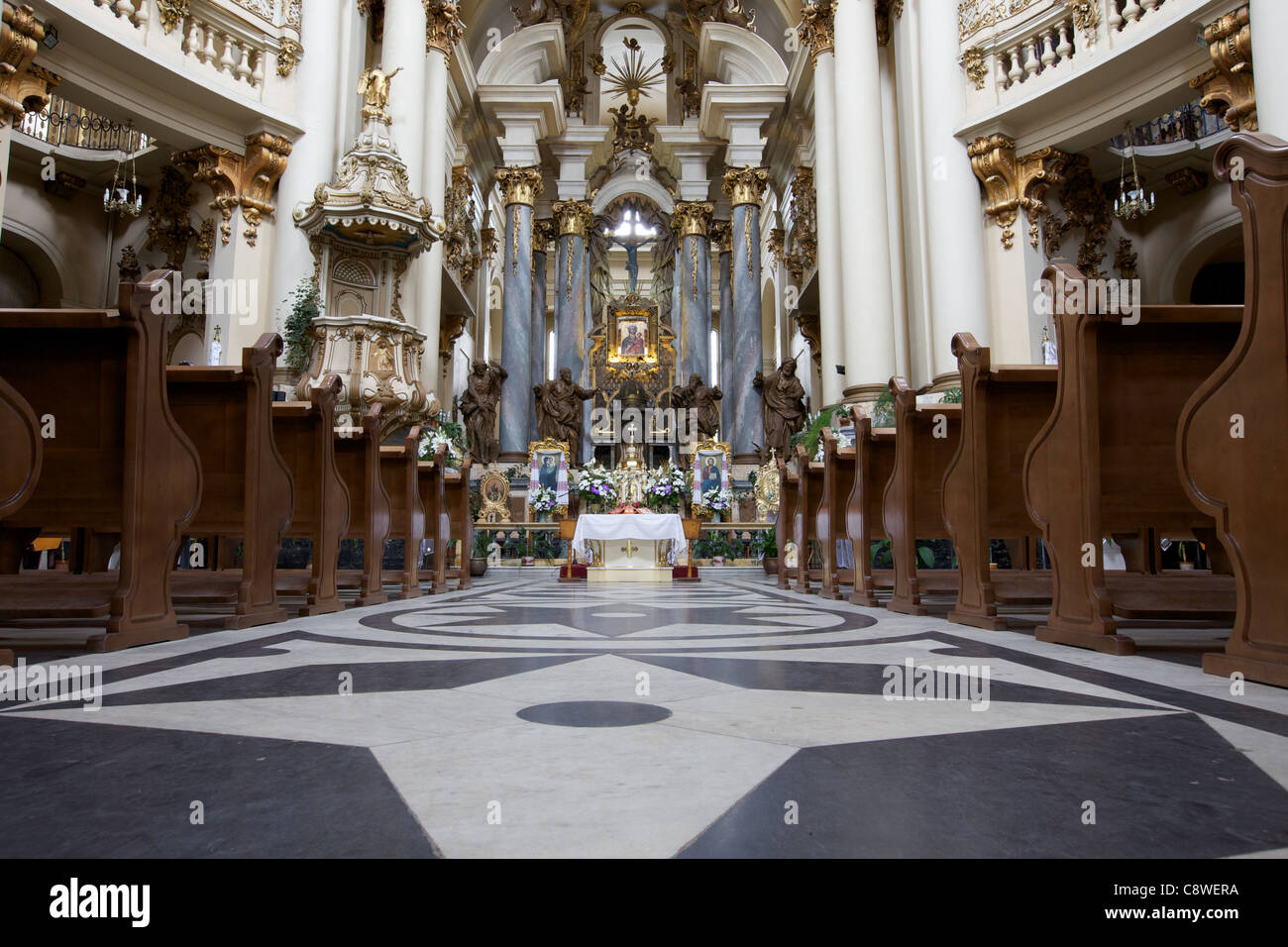 Interno della chiesa benedettina Leopoli Ucraina Foto Stock