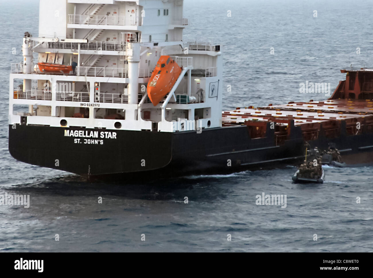 USS Dubuque (LPD 8), salire a bordo della nave a motore M/V Magellan Star nel corso di un consiglio di amministrazione e funzionamento di grippaggio Foto Stock