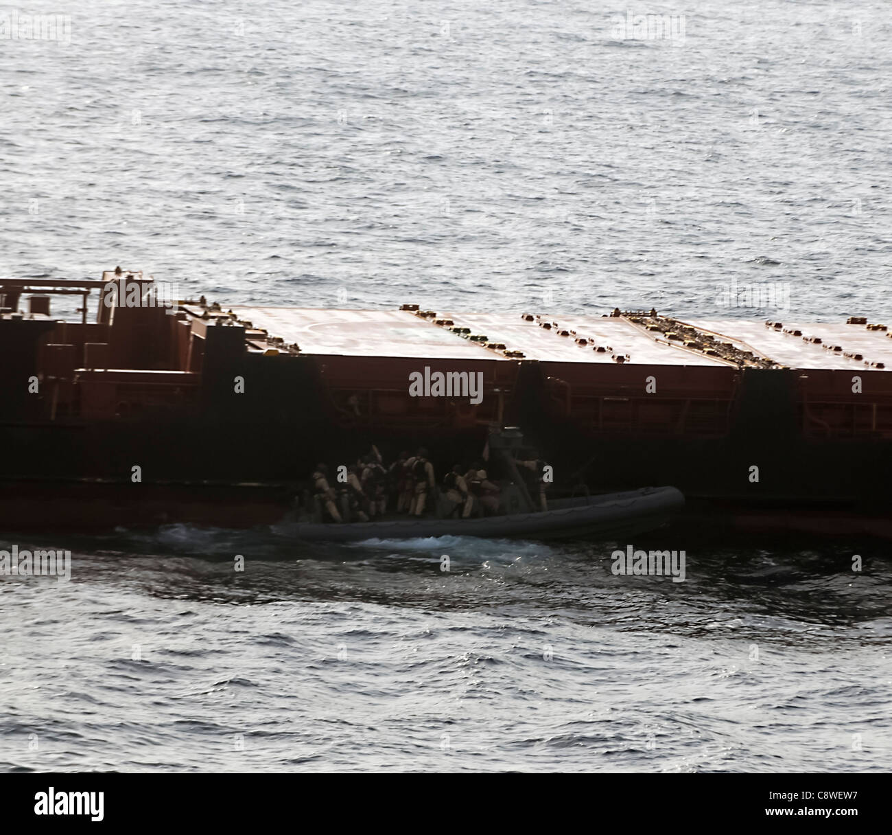 USS Dubuque (LPD 8), salire a bordo della nave a motore M/V Magellan Star nel corso di un consiglio di amministrazione e il sequestro di funzionamento. Foto Stock