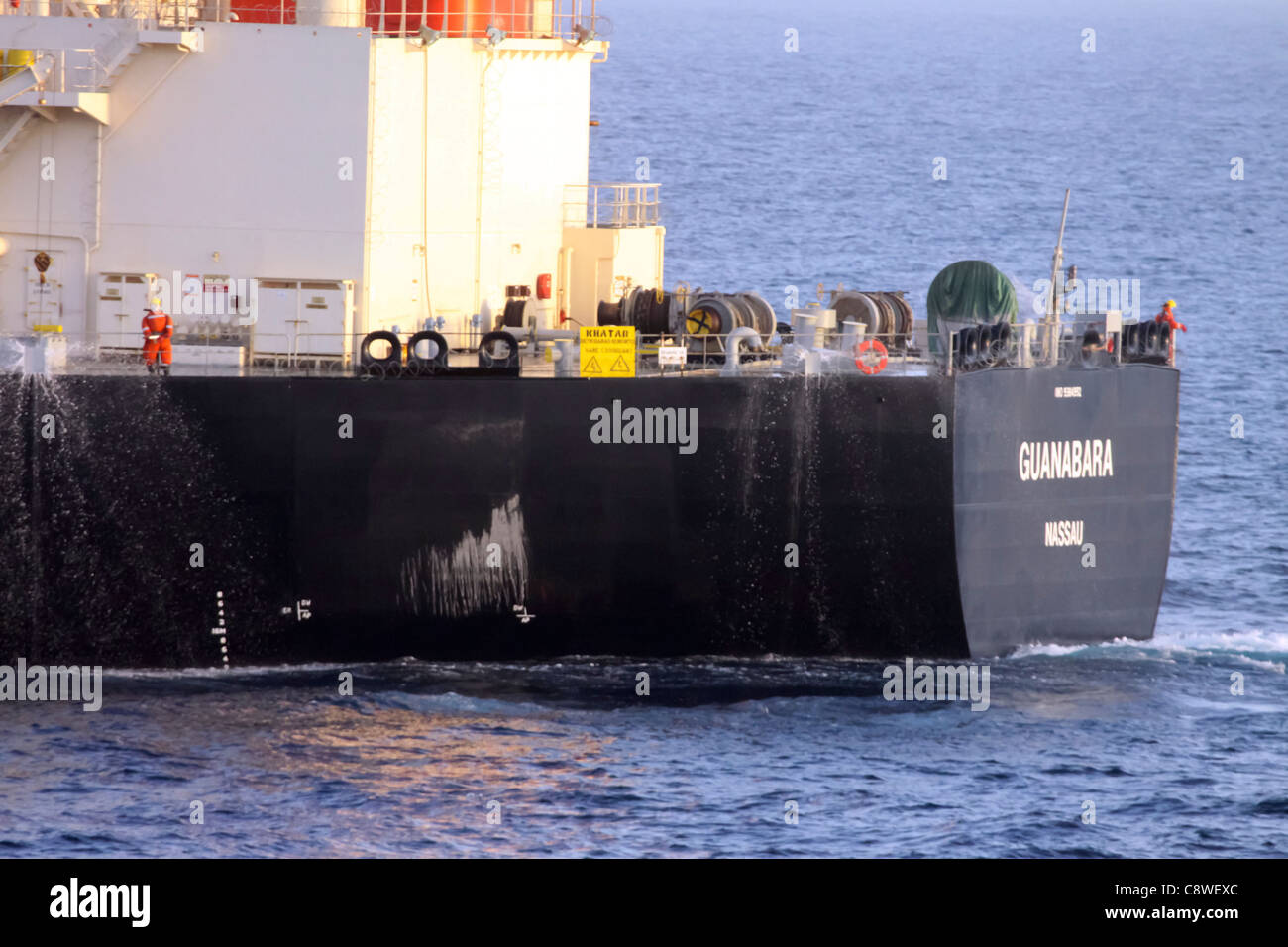 Il giapponese-commerciali di proprietà petroliera M/V Guanabara ha ricevuto assistenza dal guidato-missile destroyer USS Bulkeley Foto Stock