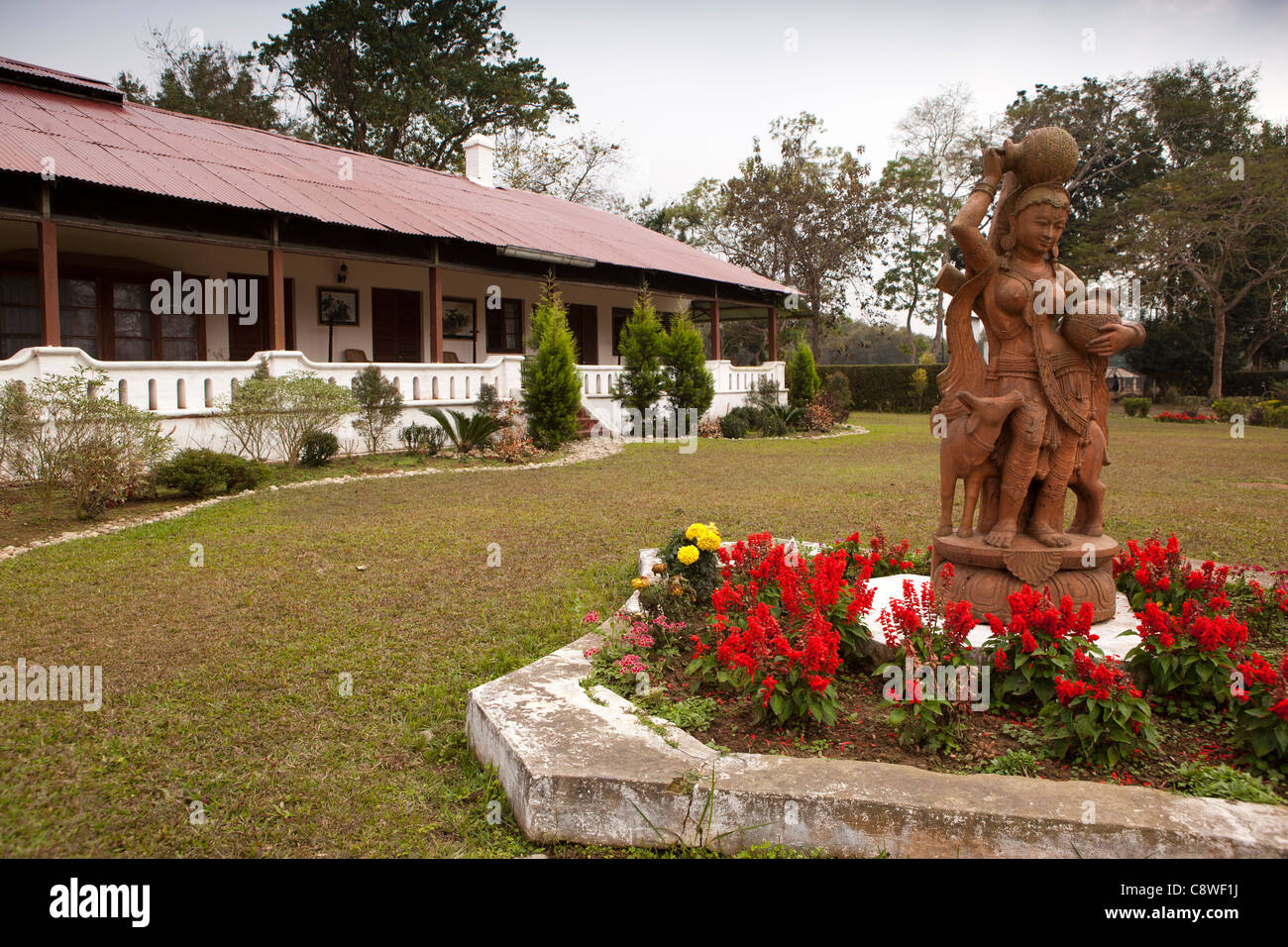 India, Assam, Jorhat, Gatoonga piantagione di tè, Mistry Sahib della statua di Bungalow in tradizionale di piantatrici house garden Foto Stock