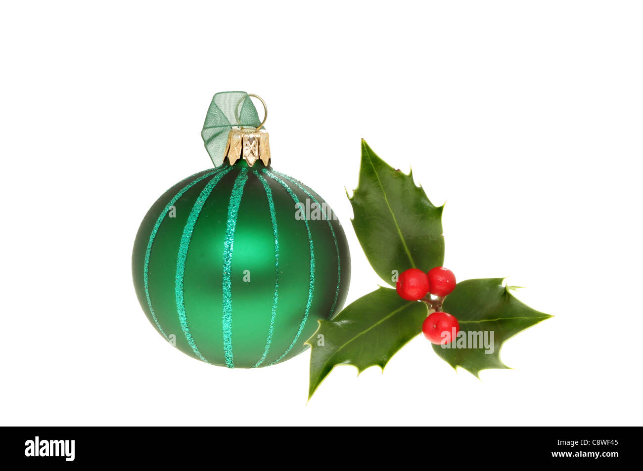 Verde di natale Pallina e holly ciuffo isolata contro bianco Foto Stock