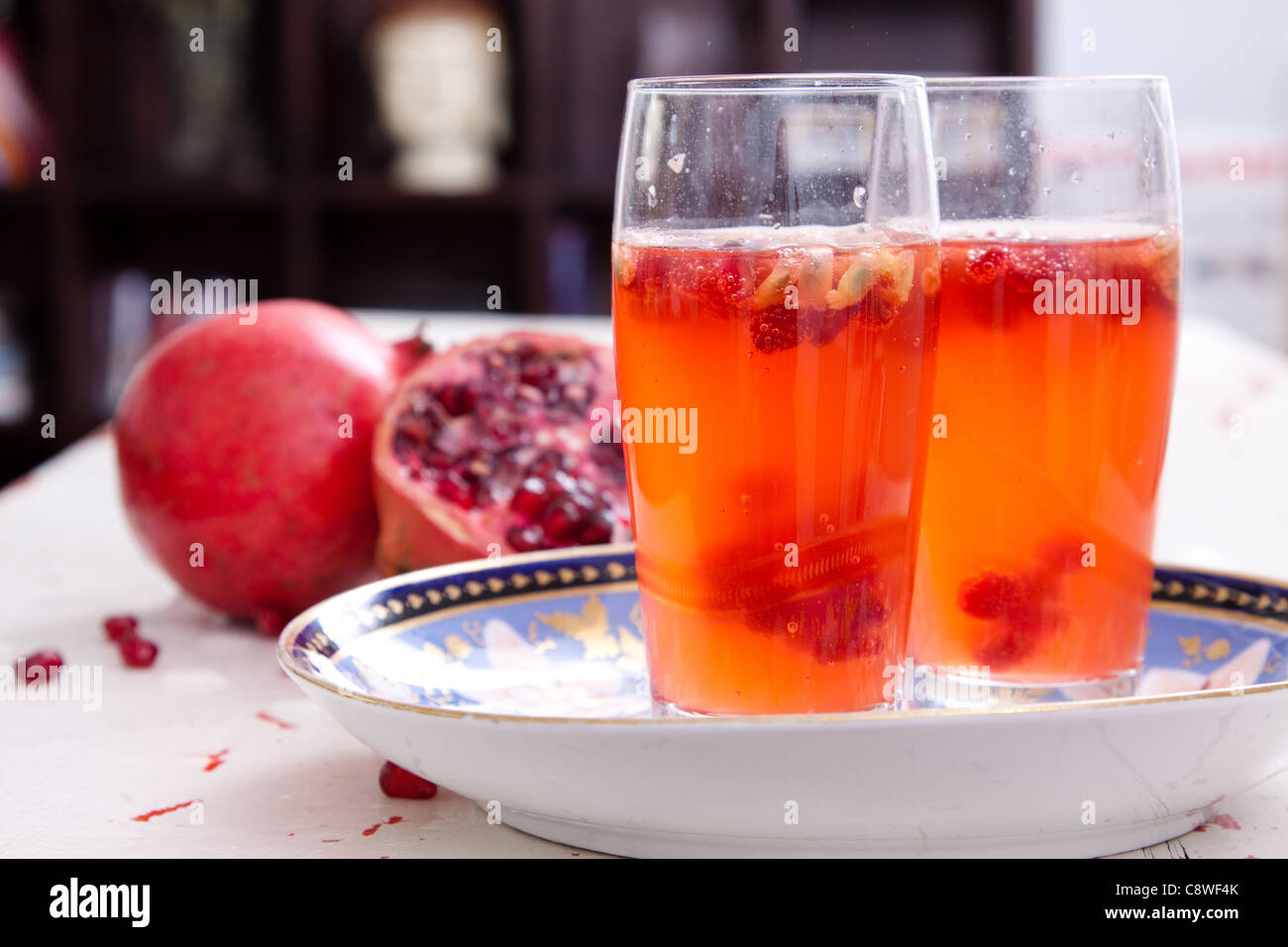 Un fresco spritzer realizzato da cocomeri e i semi di melograno Foto Stock