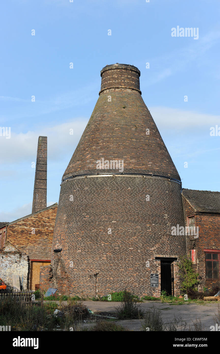 Inizio 19thC ceramiche works & bottiglia grande forno circolare con iglù al ponte superiore in ceramica (prezzo & Kensington) in Burslem Stoke Foto Stock