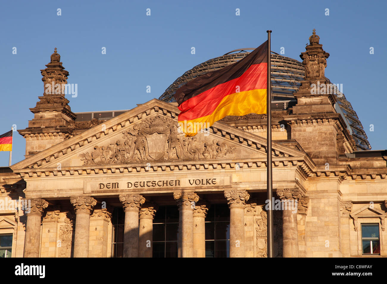 Il palazzo del Reichstag e bandiera tedesca Foto Stock