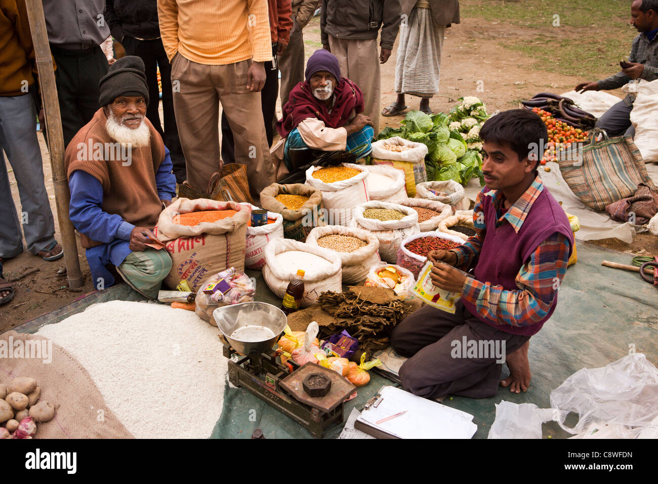 India, Assam, Jorhat, Gatoonga Tea Break Village market, commerciante la vendita di riso e impulsi per poveri villaggi Foto Stock