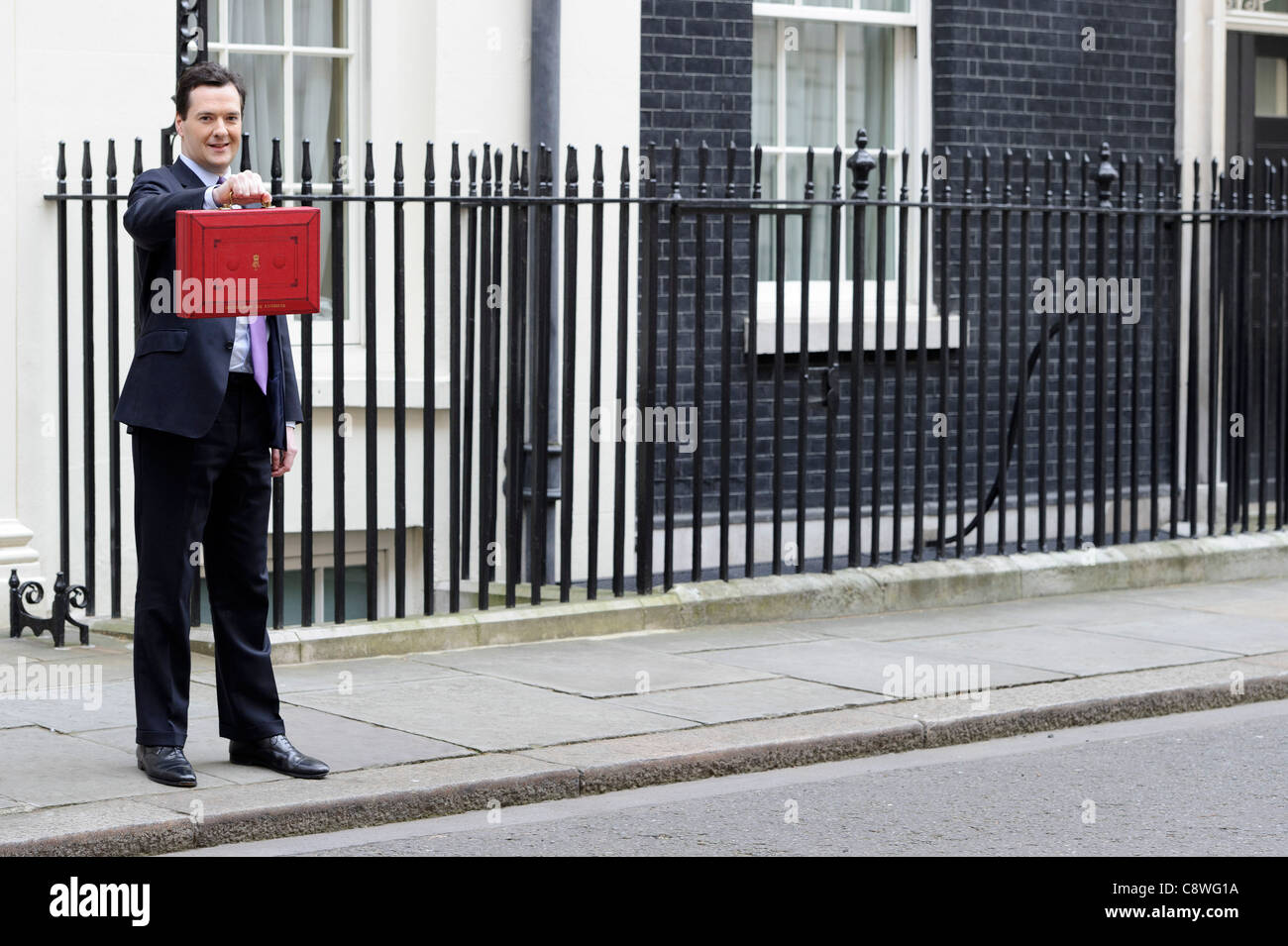 La Gran Bretagna è il Cancelliere dello Scacchiere George Osborne pone per la media con la sua tradizionale rosso scatola di spedizione. Foto Stock