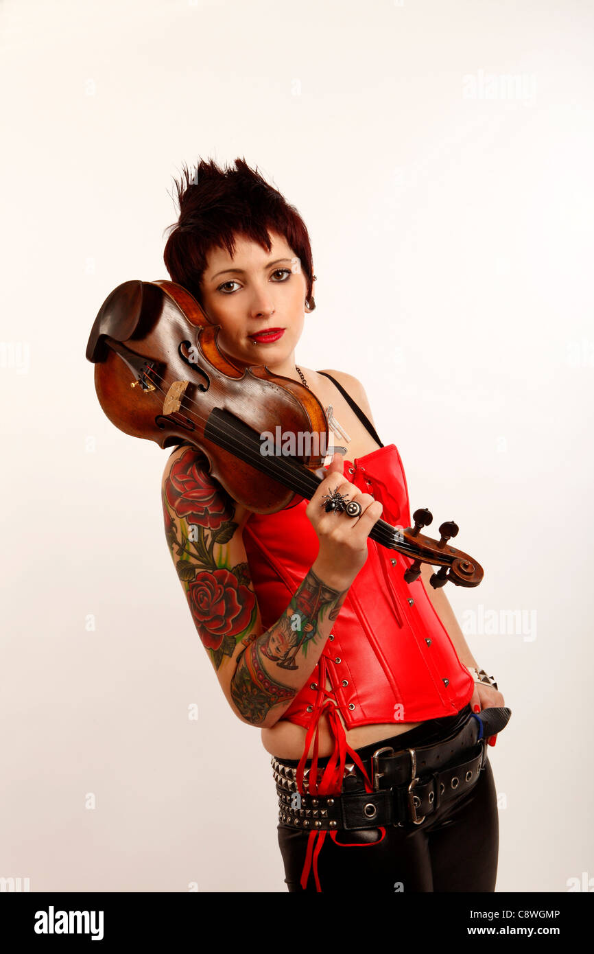 Il violinista femmina con tatuaggi sul suo braccio Foto Stock