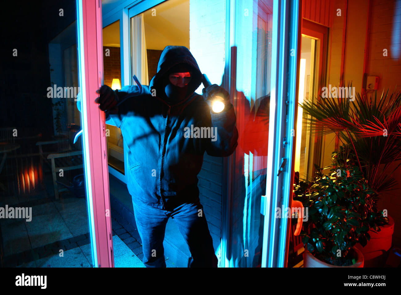 Ladro in una casa privata. Furti notturni. La rottura in una casa per gli oggetti di valore in acciaio. Foto Stock
