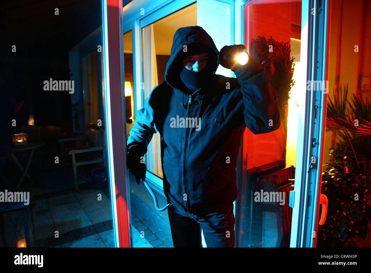 Ladro in una casa privata. Furti notturni. La rottura in una casa per gli oggetti di valore in acciaio. Foto Stock
