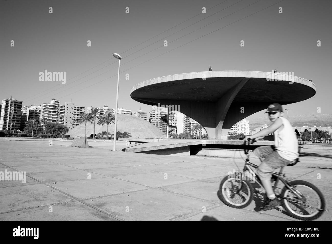 La Rachid Karame center a Tripoli è stato progettato dal famoso architetto Oscar Niemeyer. Foto Stock