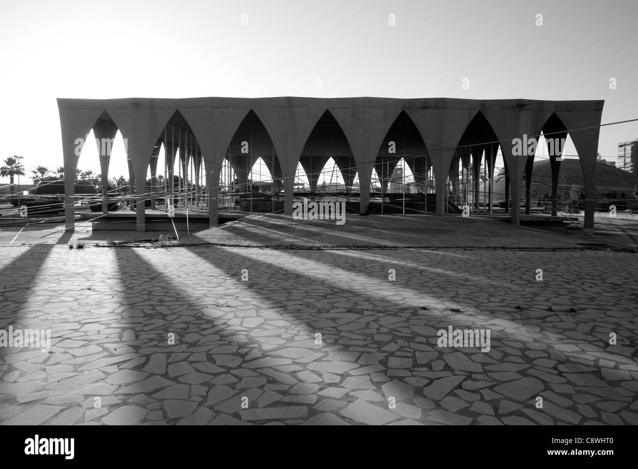 La Rachid Karame center a Tripoli è stato progettato dal famoso architetto Oscar Niemeyer. Foto Stock