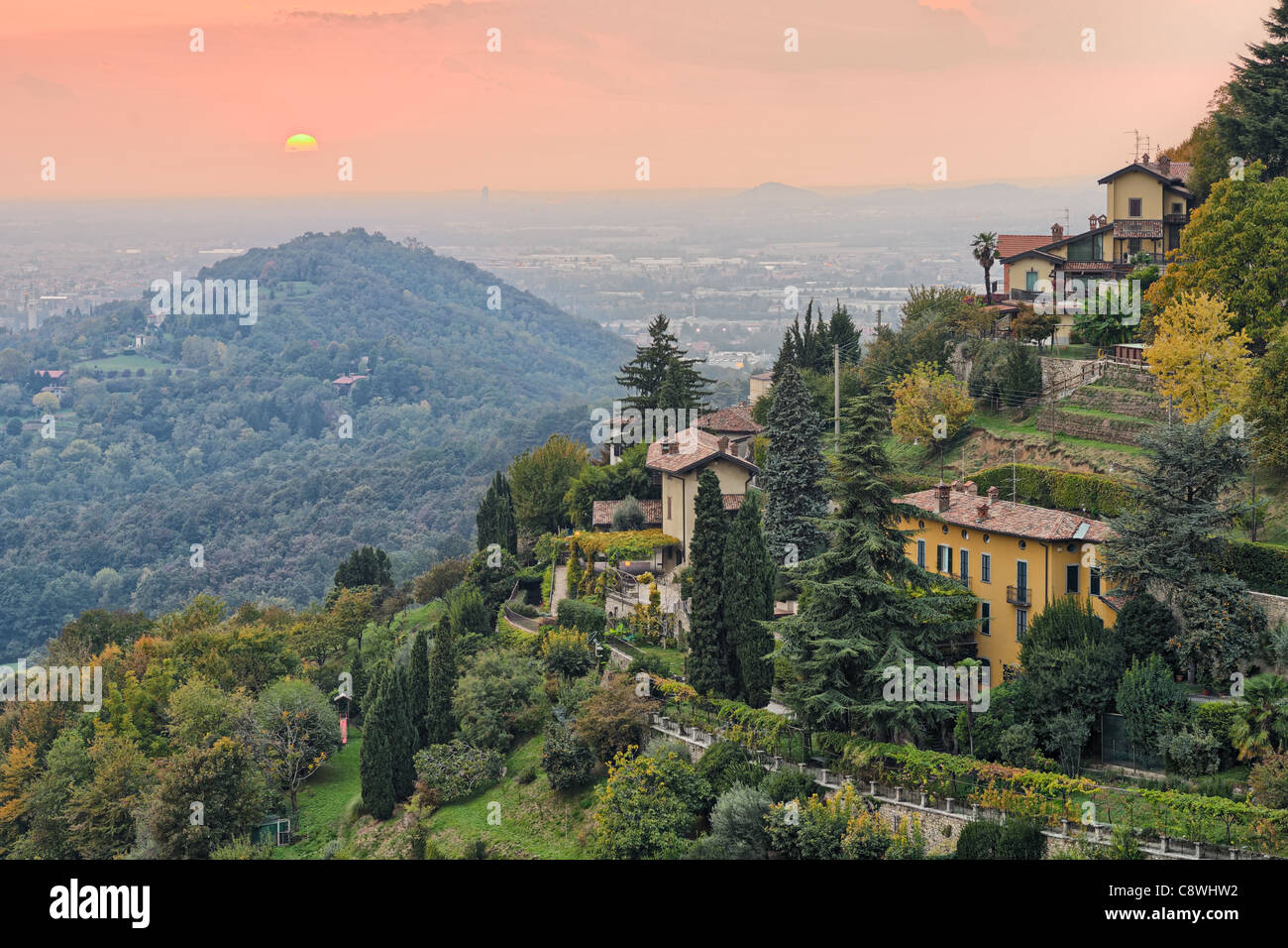 Tramonto sul paesaggio al di fuori di Bergamo, Lombardia, Italia, Europa Foto Stock