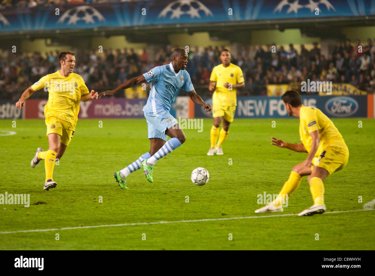 Yaya Touré in avanzamento a Villareal area di rigore Foto Stock