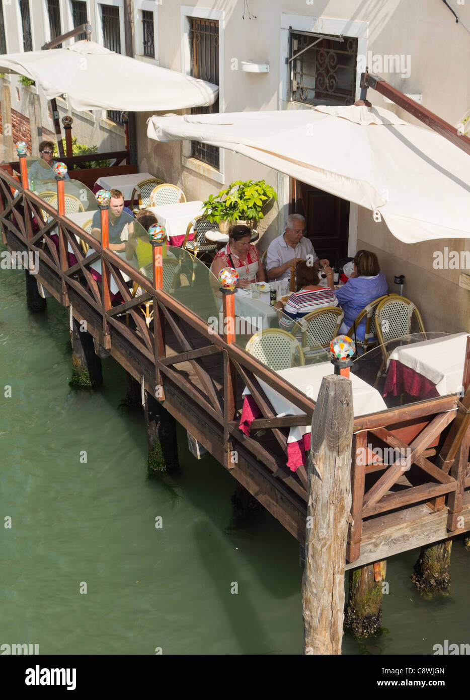 Venezia - design al fresco vicino a un canale su un ristorante balcone. Foto Stock