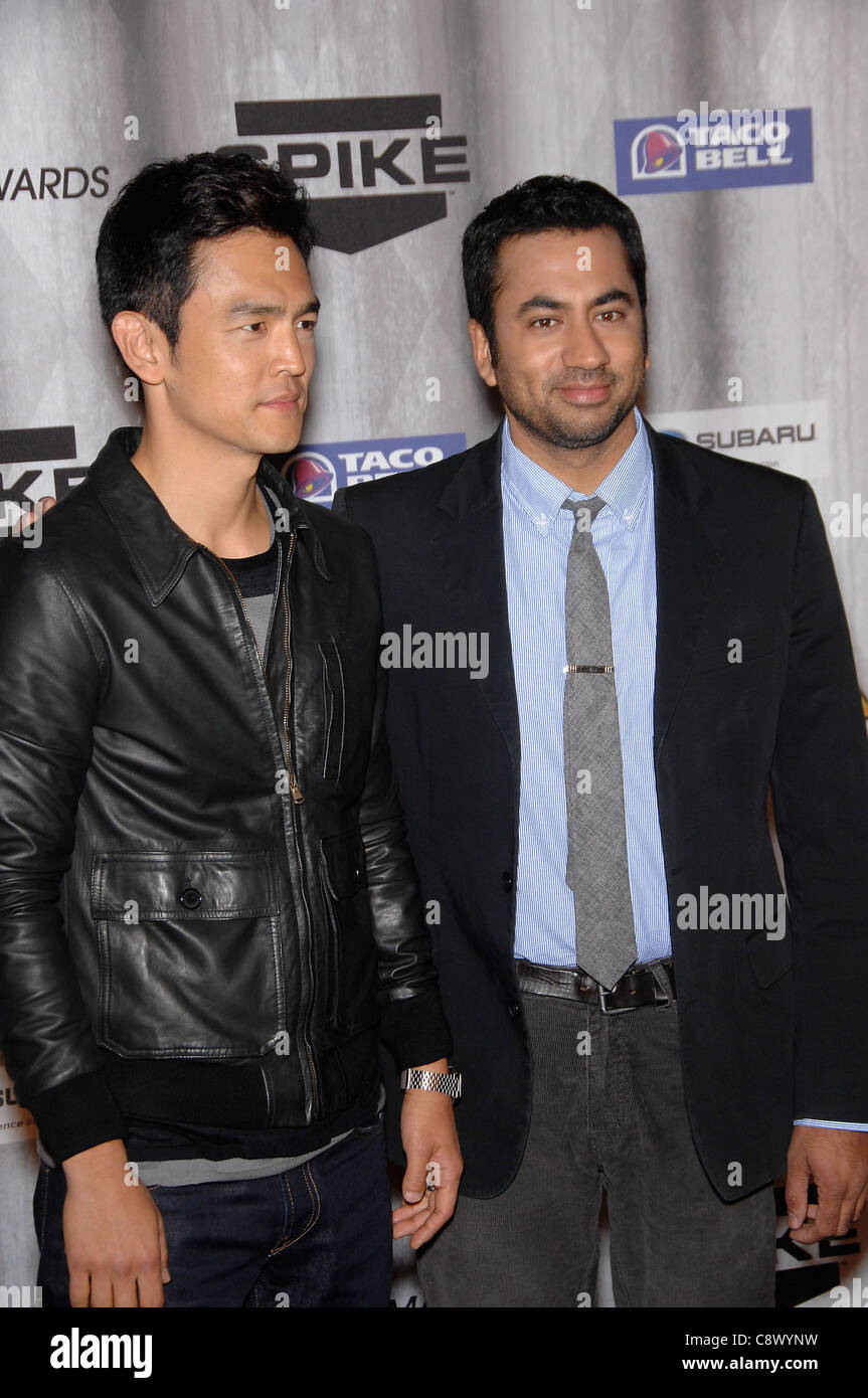 John Cho e Kal Penn presso gli arrivi per urlare Awards 2011 da Spike TV, Universal Studios Lot, Los Angeles, CA 15 ottobre 2011. Foto Stock