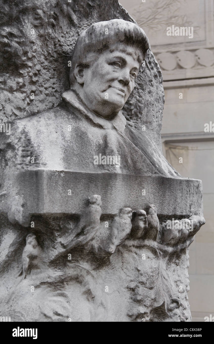 La scultura in pietra presso il Cimitero di Passy, Parigi, Francia Foto Stock