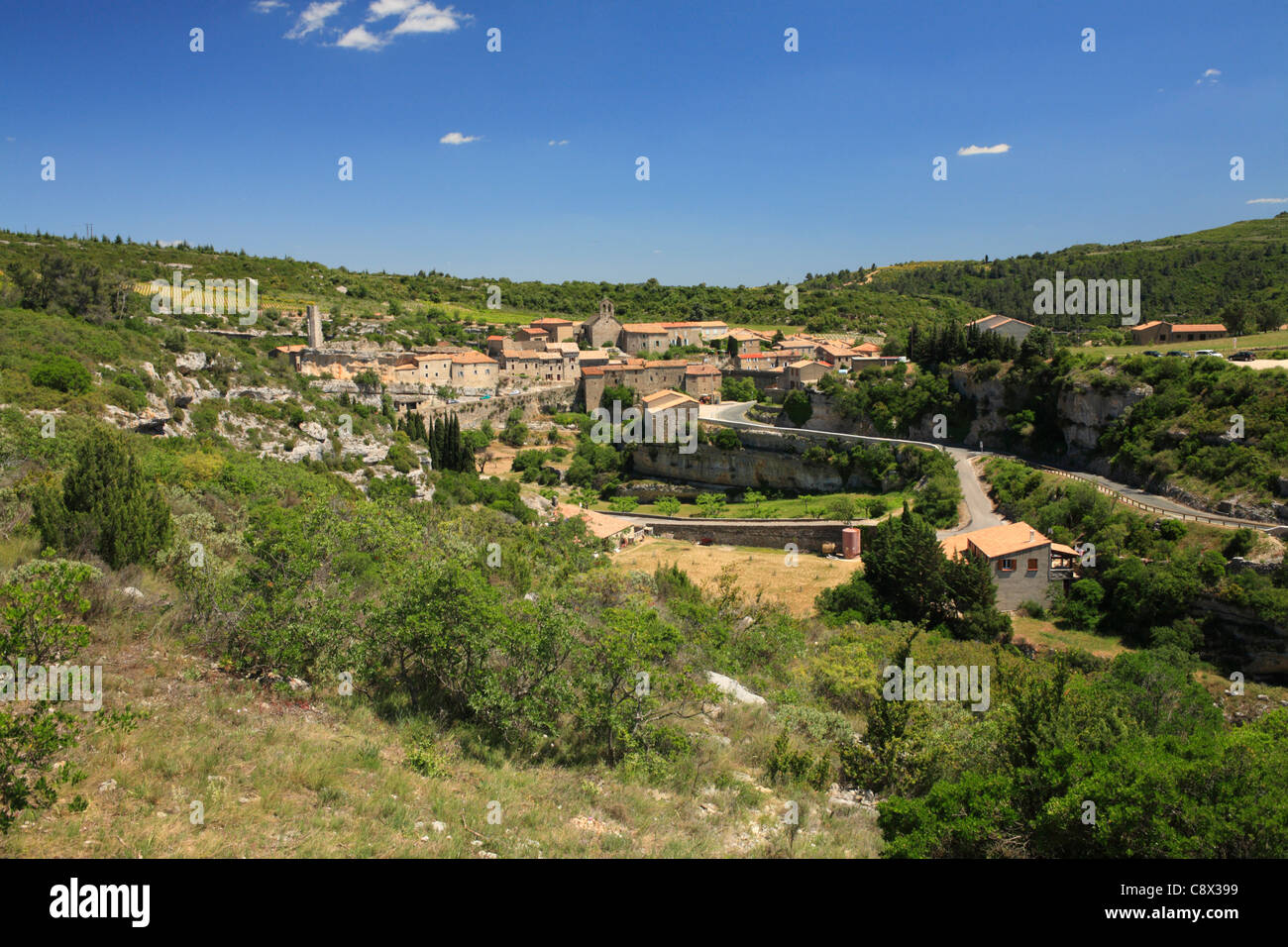 La storica città di Minerve, Département de l'Hérault, Francia. Maggio. Foto Stock