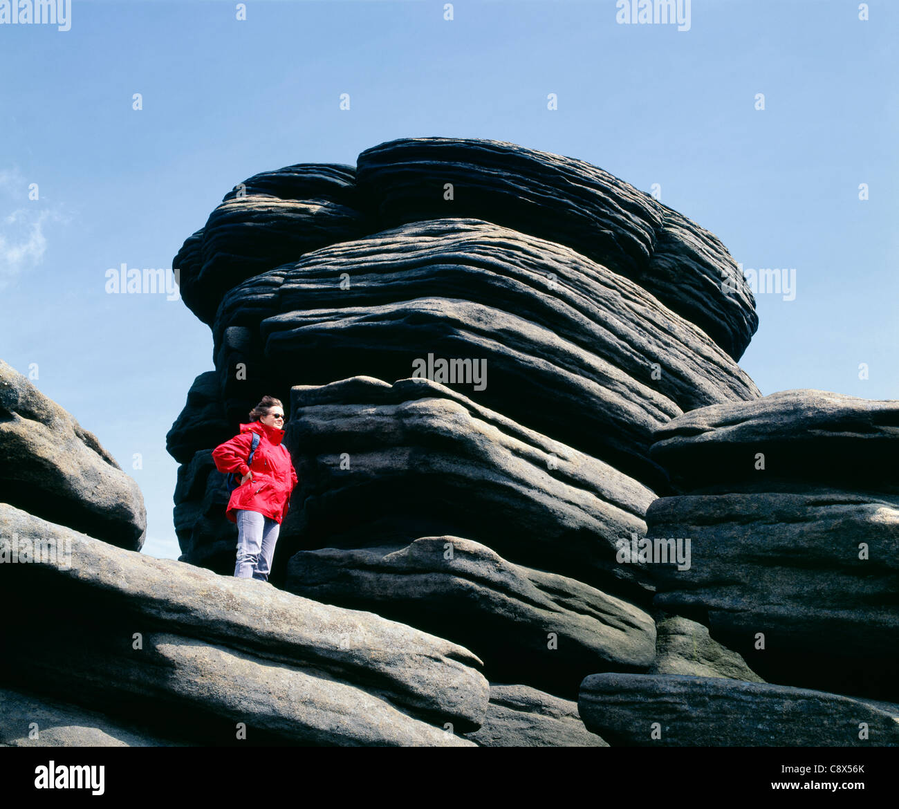 Rambler in piedi sul 'wheel' di pietre sul bordo Derwent, Parco Nazionale di Peak District, Derbyshire. Foto Stock