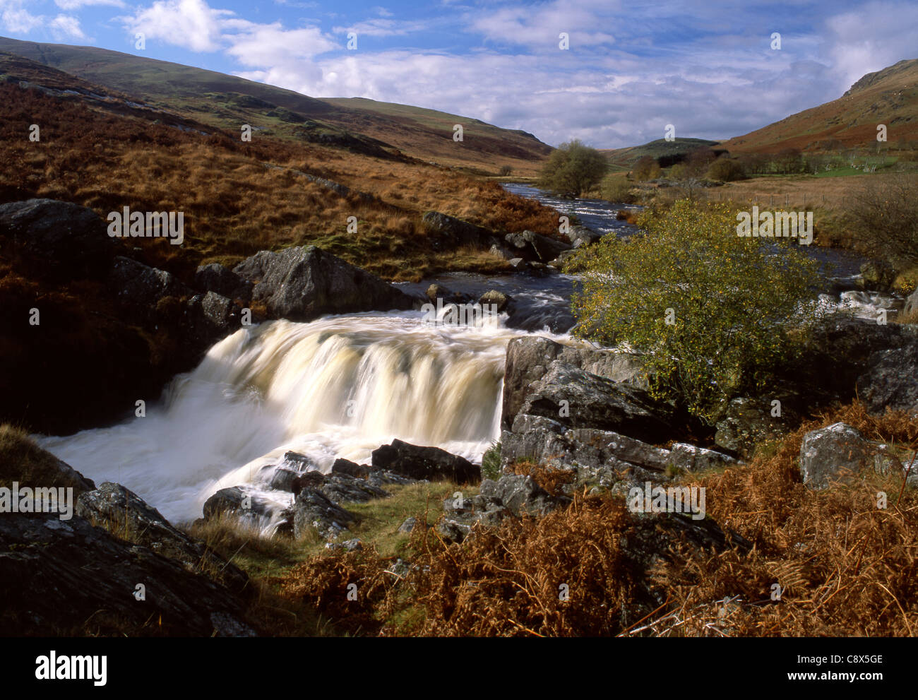 Afon Claerwen Claerwen cascata sul fiume in piena ondata autunnale nei pressi di Elan Valley Cambrian Mountains Powys Mid Wales UK Foto Stock