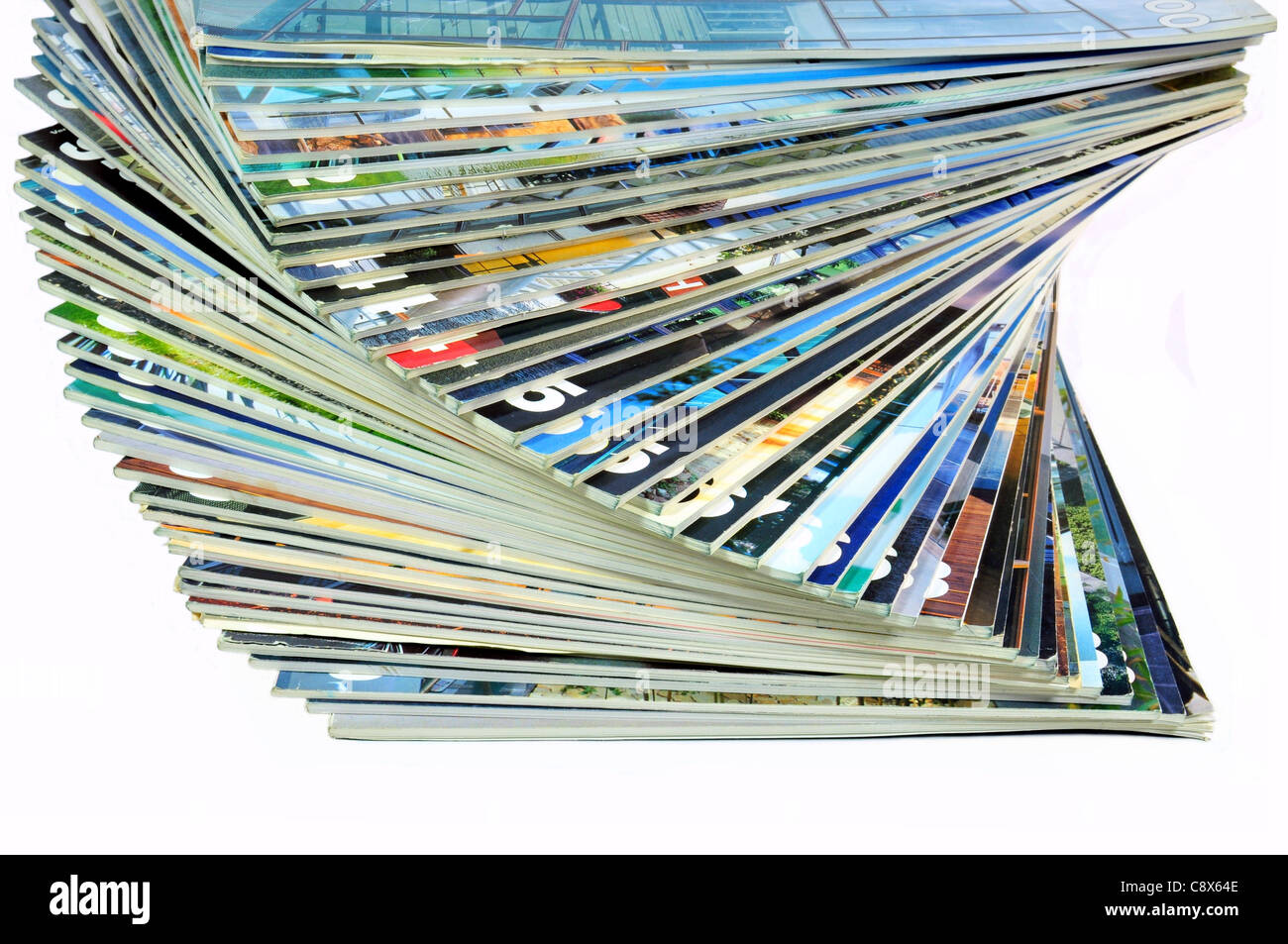 Pila di varie riviste multicolore su sfondo bianco Foto Stock