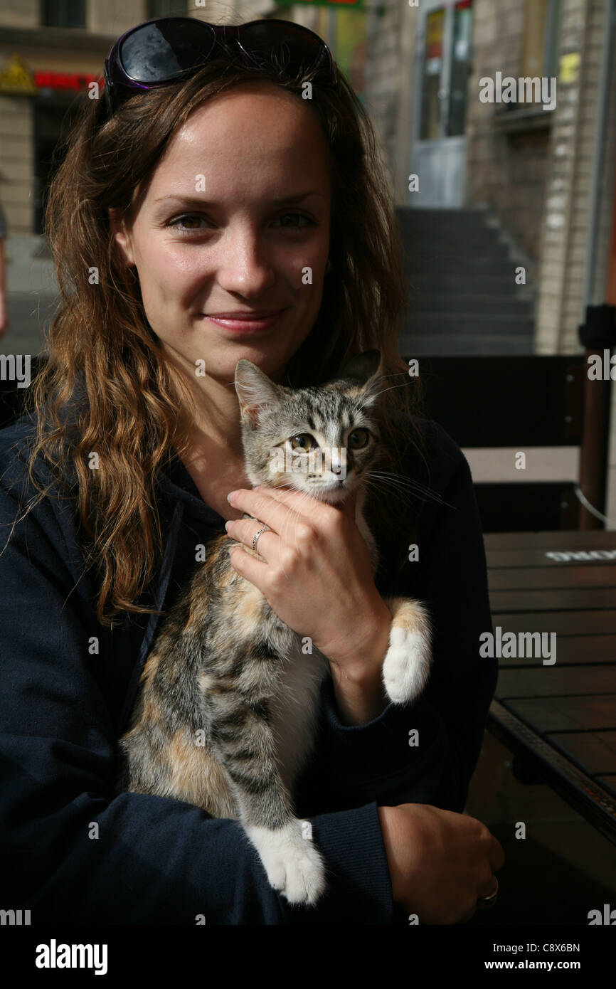 La ragazza con un gatto Foto Stock