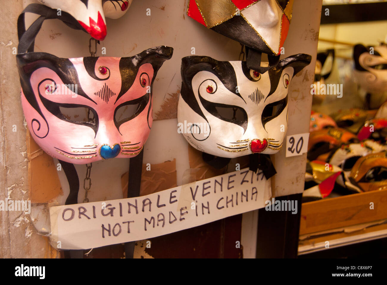 Maschere di Carnevale sul display in vetrina a Venezia con la firma manoscritta originale 'Venezia - non realizzati in Cina" Foto Stock