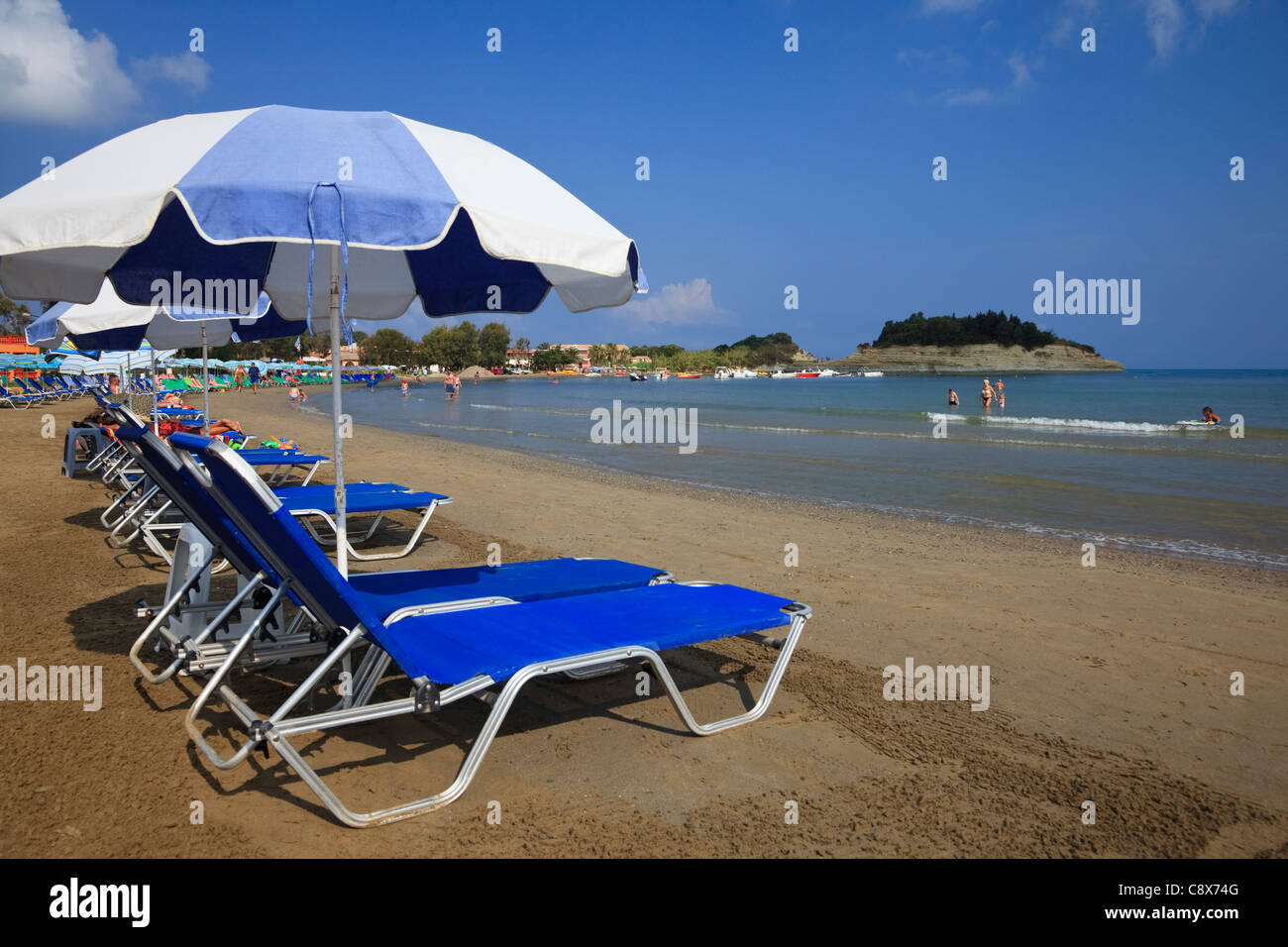 I lettini sulla spiaggia Sidara, Corfù, Grecia Foto Stock