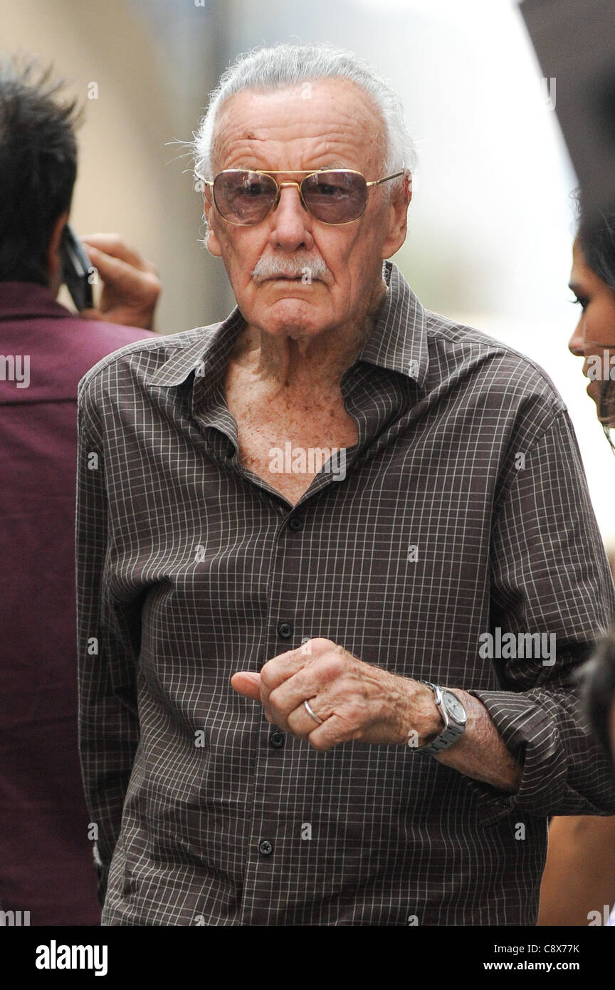 Stan Lee film scena ''I VENDICATORI" movie set Pershing Square Restaurant fuori circa CANDIDS CELEBRITY - SAT New York NY Foto Stock