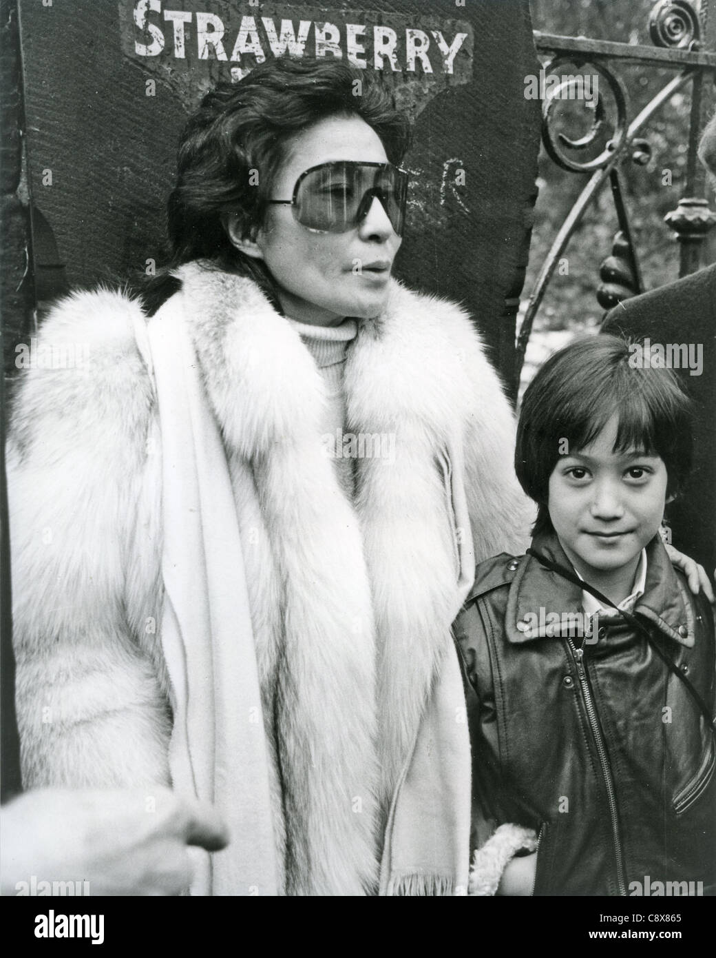 YOKO ONO e Sean Lennon a Strawberry Fields gates nel gennaio 1984 Foto Stock