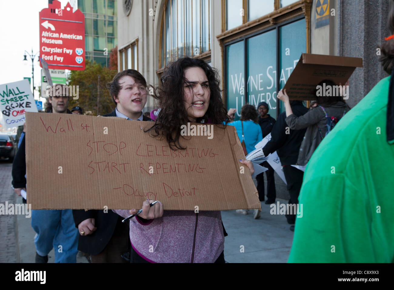 Detroit, Michigan - Membri di occupare Detroit picket un aspetto da Duncan Niederauer, CEO del New York Stock Exchange e ex Goldman Sachs partner. Essi gruppo detto Niederauer era un "chief colpevole" responsabile per l'attuale crisi finanziaria. Foto Stock Detroit, Michigan - Membri di occupare Detroit picket un aspetto da Duncan Niederauer, CEO del New York Stock Exchange e ex Goldman Sachs partner. Essi gruppo detto Niederauer era un "chief colpevole" responsabile per l'attuale crisi finanziaria. Foto Stock