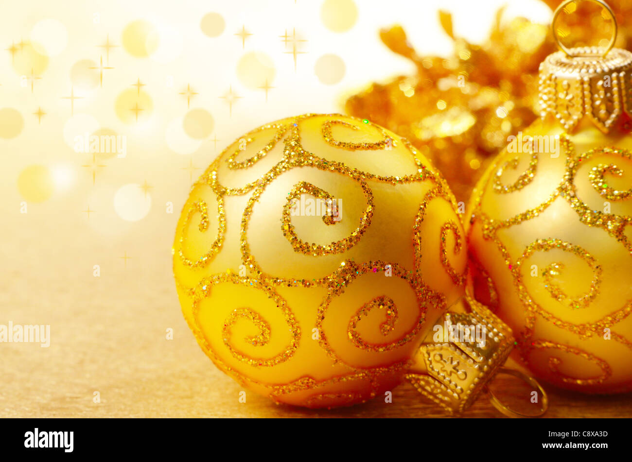 Golden palle di Natale su sfondo lucido Foto Stock