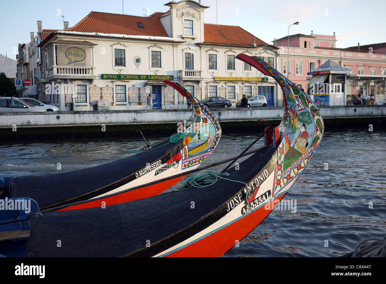 Decorate prows di Moliceiro (alghe) barche sui canali in Aveiro, "la Venezia del Portogallo". Ora utilizzato per gite turistiche. Foto Stock