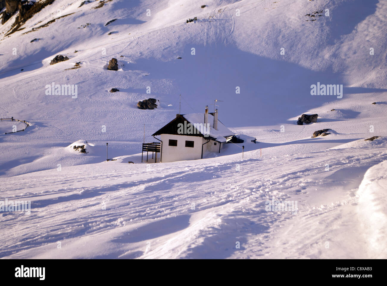 Rifugio di montagna nelle Dolomiti in inverno Foto Stock