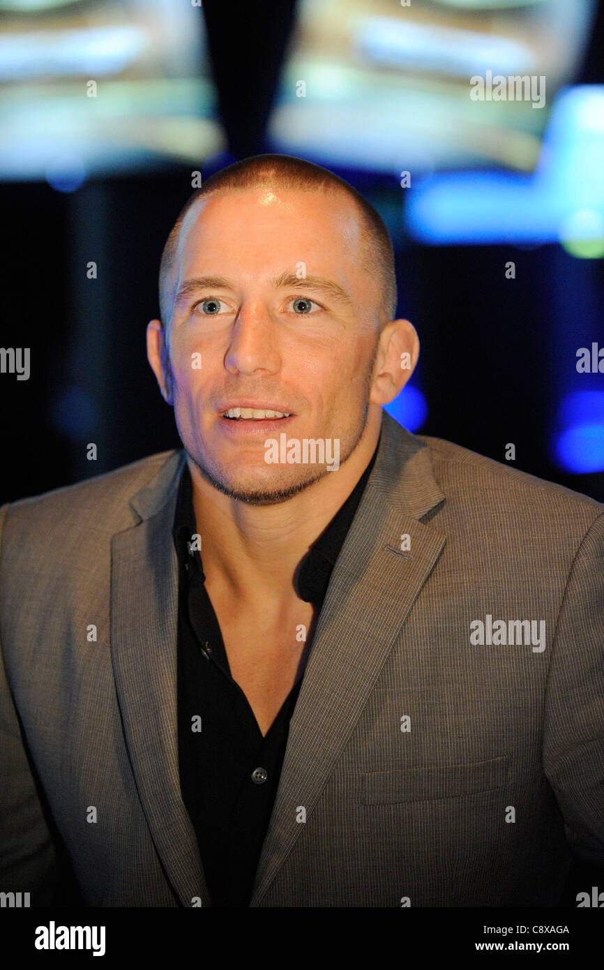 Georges St-Pierre conferenza atpress UFC Welterweight Champion Georges St Pierre Press Tour Real Sports Bar & Grill sul Toronto Foto Stock